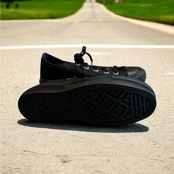 Converse Chuck Taylor Black on Black Low Top Platform Sneaker. Size 6. - Picture 6 of 9